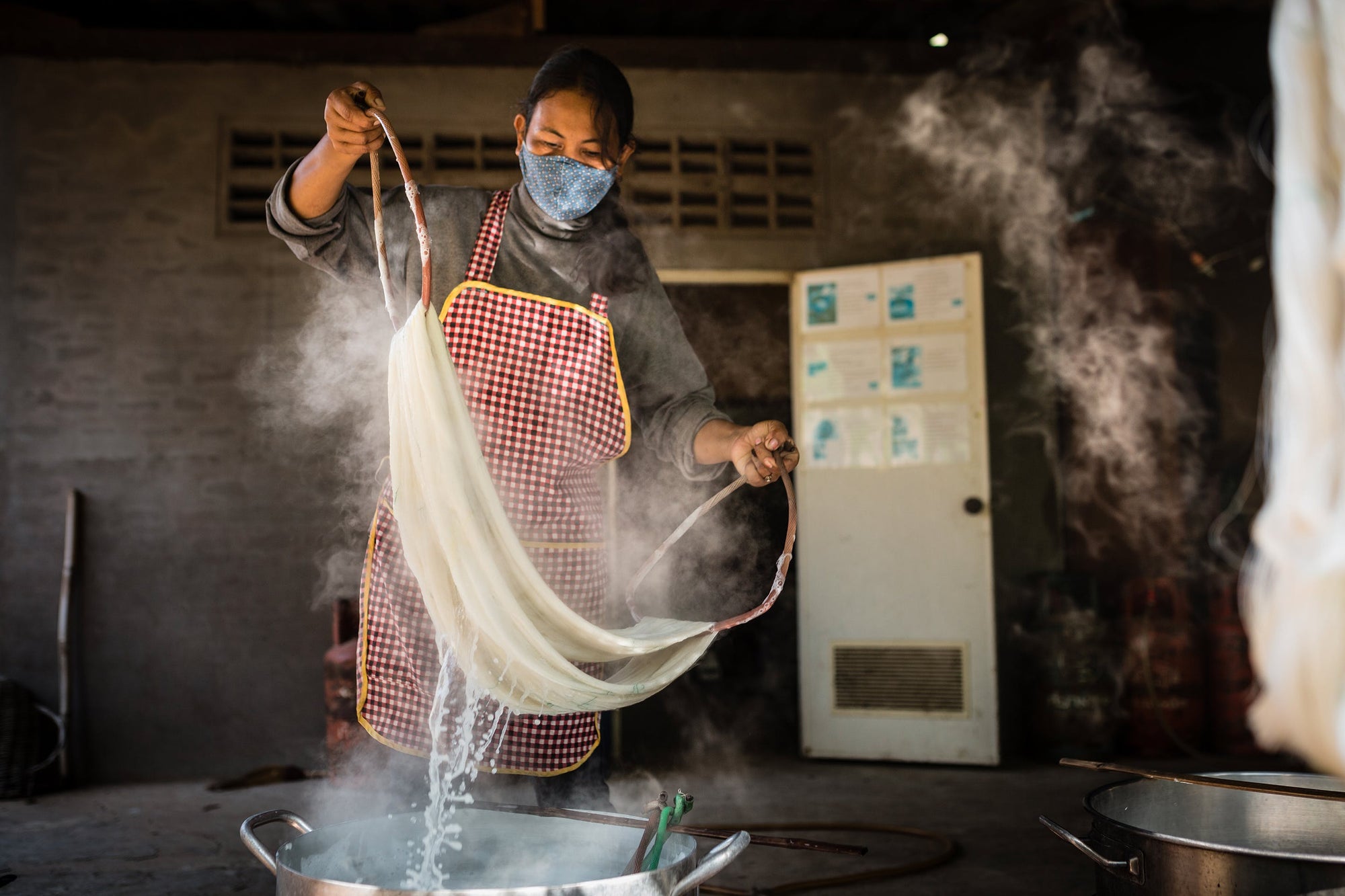 teinture traditionnelle cambodge fils artisanat savoir-faire soie